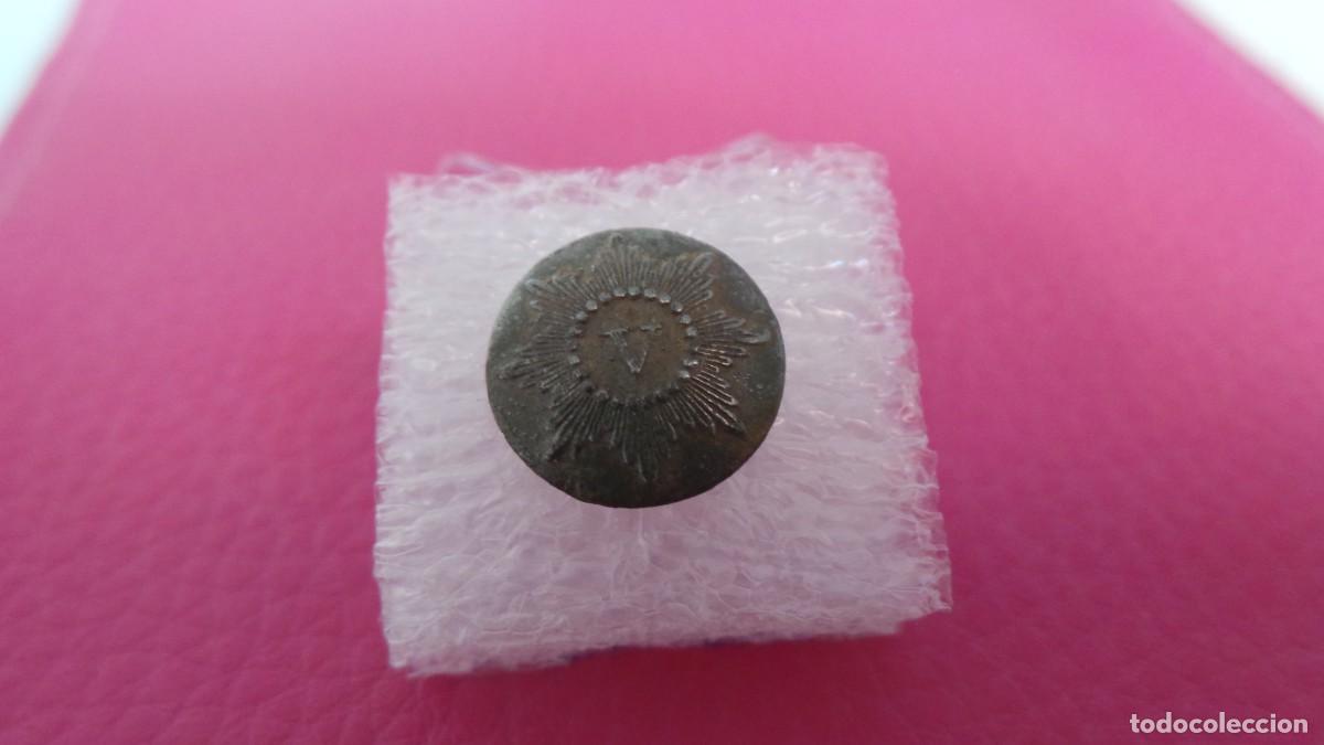 Militaria: Bot&oacute;n ingl&eacute;s 5th Reg of Foot Northumberland