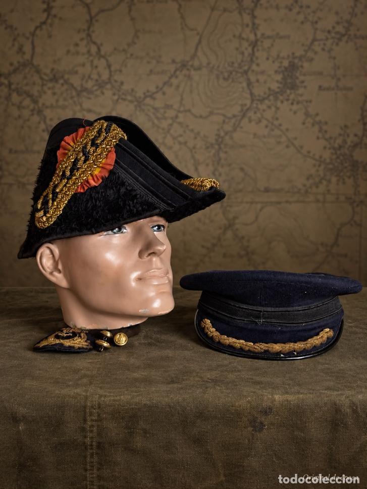 Militaria: (MI-261024)LOTE DE BICORNIO Y GORRA DE PLATO DE OFICIAL DE LA MARINA ESPA&Ntilde;OLA