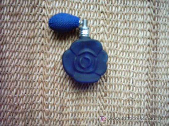 Miniaturas de perfumes antiguos: PERFUMADOR DE VIDRIO AZUL EN FORMA DE ROSA. 7 x 5 cm.