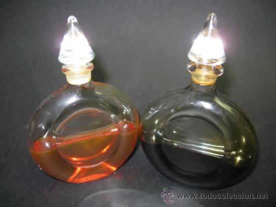 Miniaturas de perfumes antiguos: DOS BOTELLAS PLANAS DE FINO CRISTAL PARA PERFUME. PP.SG.XX. POSIBLEMENTE PARA NECESER. MIDEN 11X7CM.
