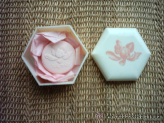 Miniaturas de perfumes antiguos: CAJA EXAGONAL DE PL&Aacute;STICO DURO CON PASTILLA DE JAB&Oacute;N PERFUMADO MAGNOLIA. FABRIQUE A HONG KONG.
