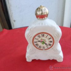 Miniaturas de perfumes antiguos: ANTIGUO FRASCO DE RELOJ DE AVON AÑOS 40. VITRINA 5