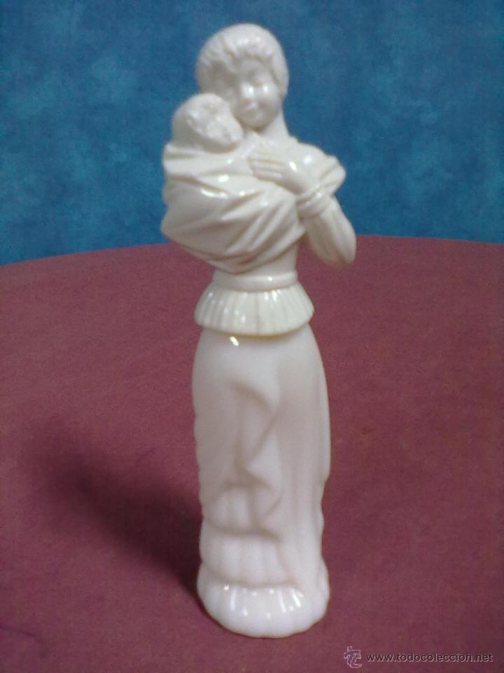Miniaturas de perfumes antiguos: DAMA BEBE BOTELLA AVON SGD 10 - Foto 1