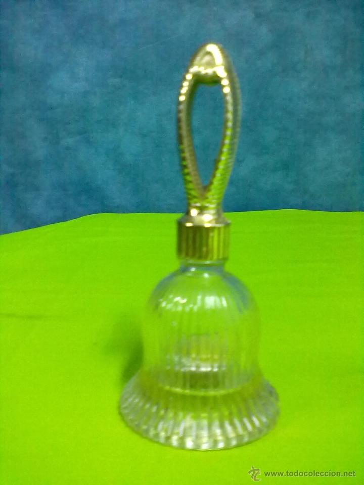 Miniaturas de perfumes antiguos: BOTELLA CAMPANILLA CRISTAL Y PLASTICO - Foto 1
