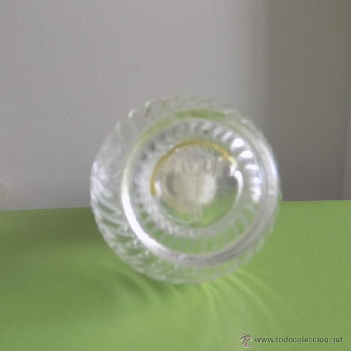 Miniaturas de perfumes antiguos: perfume avon, en forma de quinque , vacio - Foto 2