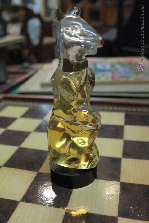 &Eacute;chantillons de parfums anciens: BOTELLA DE COLONIA CON FORMA DE CANGURO. CASI LLENA