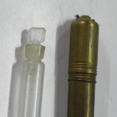 Miniaturas de perfumes antiguos: PERFUMERO MINIATURA DE CRISTAL EN RECIPIENTE CILINDRICO METALICO CON ROSCA, MIDE 5 CMS.