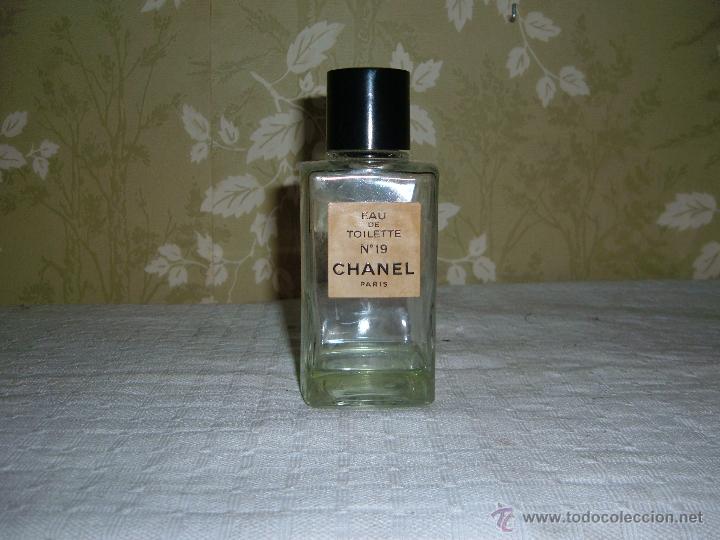 Miniaturas de perfumes antigos: Antigua Botella de EAU Toilette n19 Chanel con tapon de bacalita altura 14 cm .