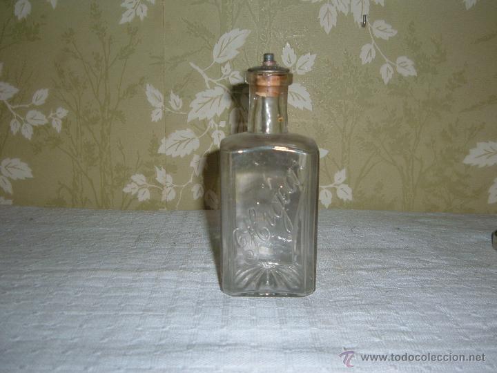 Miniaturas de perfumes antiguos: Frasco de Peluqueria de cristal grabado en el Cristal Hegea altura 14,5 cm.