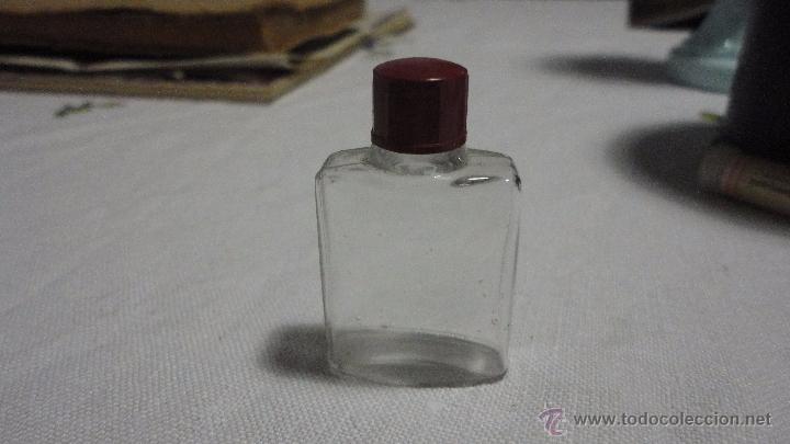 Miniaturas de perfumes antiguos: ANTIGUO PEQUE&Ntilde;O FRASCO DE PERFUME.TAPON DE BAQUELITA.A&Ntilde;OS 40.