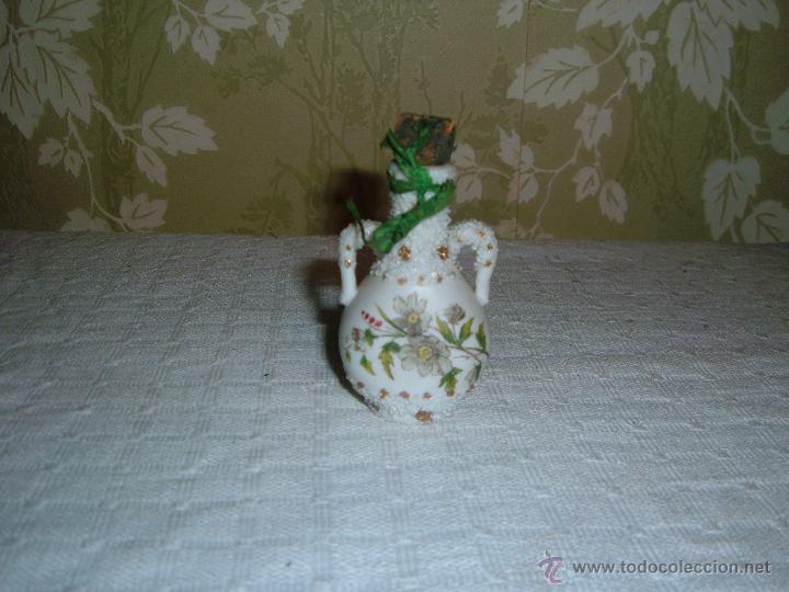 Miniaturas de perfumes antiguos: Frasco de perfume Antiguo en Porcelana de Viscuit altura 7cm