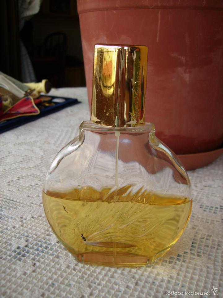 Miniaturas de perfumes antigos: **BOTELLA DE COLONIA,----GLORIA VANDERBILT----100 ml (MEDIA)**