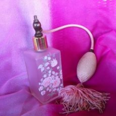 Miniaturas de perfumes antiguos: ANTIGUA BOTELLA PERFUME CON VAPORIZADOR PERFUMERO, CON GRABADOS DIBUJOS. Lote 58944245