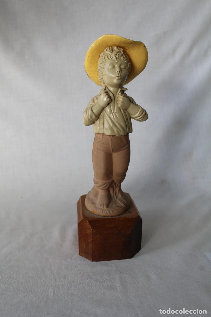 Miniaturas de perfumes antiguos: BOTELLA DE COLONIA CON FORMA DE NI&Ntilde;O - Foto 1