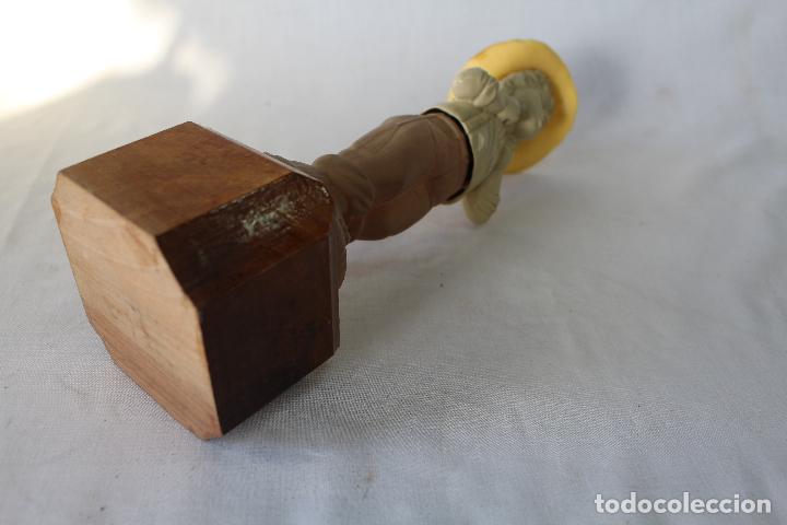 Miniaturas de perfumes antiguos: BOTELLA DE COLONIA CON FORMA DE NI&Ntilde;O - Foto 3
