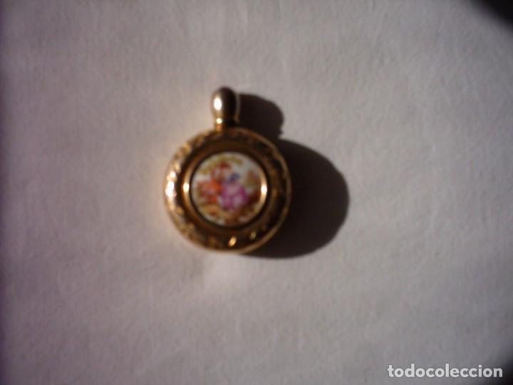 Miniaturas de perfumes antigos: ANTIGUO FRASCO DE PERFUME EN BRONCE DORADO, PORCELANA Y CRISTAL. 5 X 6 X 1,5 Cm.