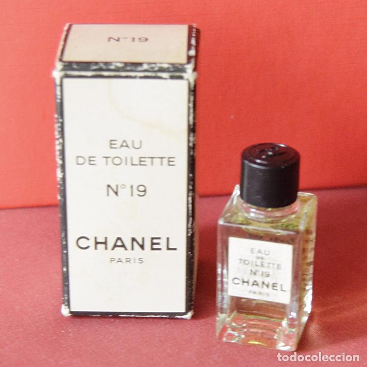 Miniatures of antique perfumes: CHANEL N&ordm; 19 - EAU DE TOILETE - MINIATURA DE PERFUME LLENA EN SU CAJA