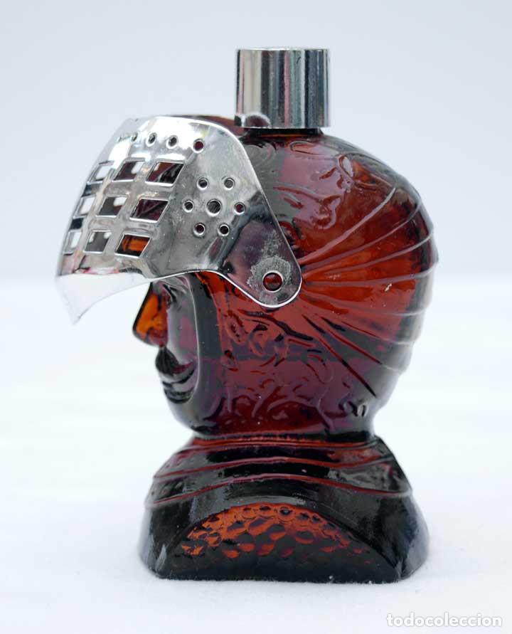 Miniaturas de perfumes antigos: Frasco de colonia soldado con yelmo. Coeco S.A.