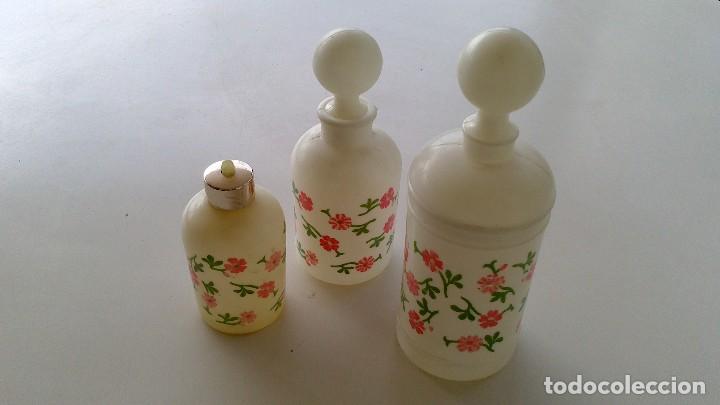 Miniaturas de perfumes antigos: CONJUNTO DE TOCADOR, PLASTICO CON DIBUJO FLORAL , FRANCIA, A&Ntilde;OS 60/70