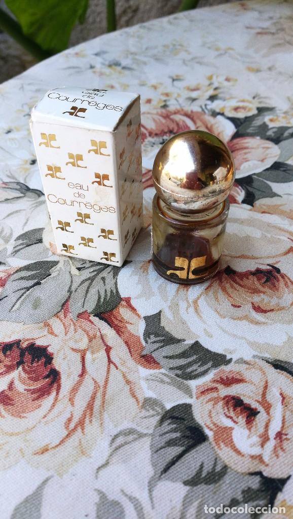 Miniaturas de perfumes antigos: MUESTRA EAU DE COURR&Egrave;GES.