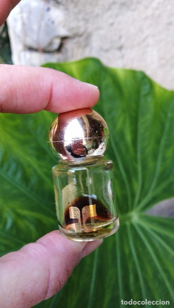 Miniaturas de perfumes antiguos: MUESTRA EAU DE COURR&Egrave;GES. - Foto 2