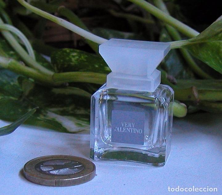 Miniaturas de perfumes antigos: BOTELLA MINIATURA DE PERFUME EAU DE TOILETTE VERY VALENTINO PAR&Iacute;S VAC&Iacute;O Y SIN CAJA