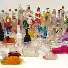 Miniaturas de perfumes antiguos: COLECCIÓN DE 105 FRASCOS DE PERFUME. CRISTAL PRENSADO. SIGLO XX. . Lote 106693023