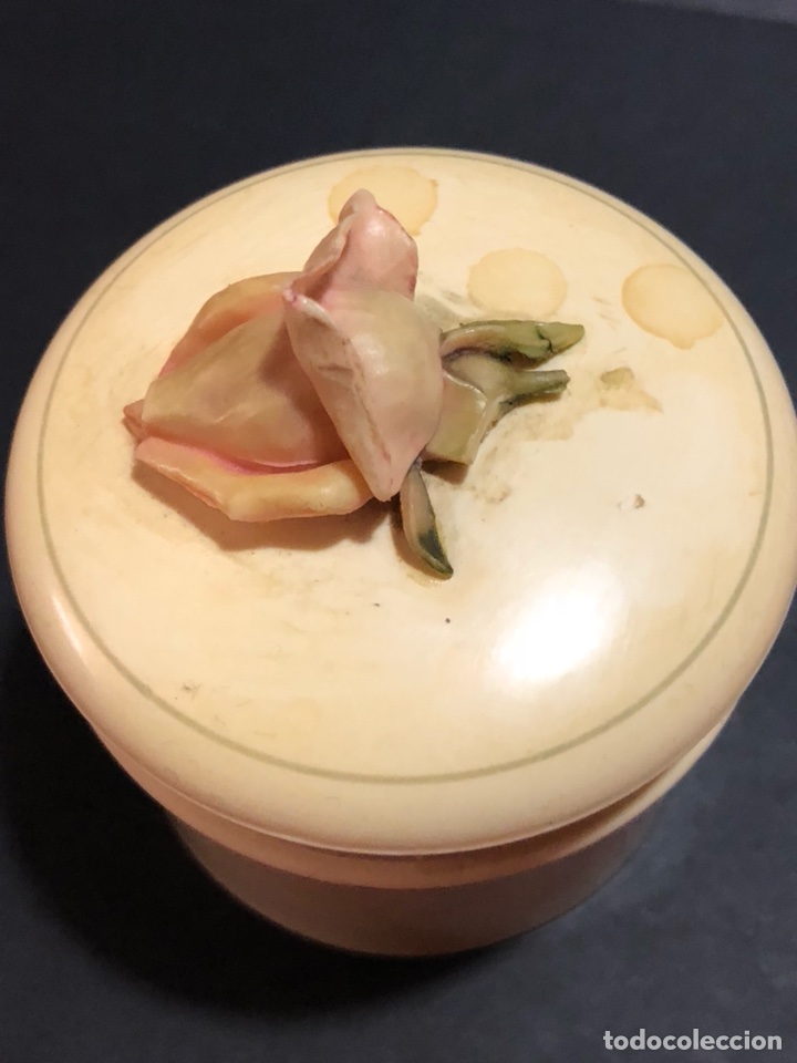 Miniaturas de perfumes antiguos: Antigua polvera de celuloide para tocador - Foto 3