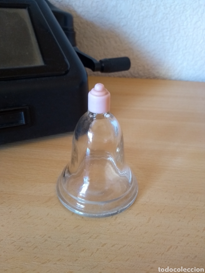 Miniaturen von alten Parf&uuml;men: **ANTIGUA BOTELLITA DE PERFUME EN FORMA DE CAMPANITA (7/5 CM)**