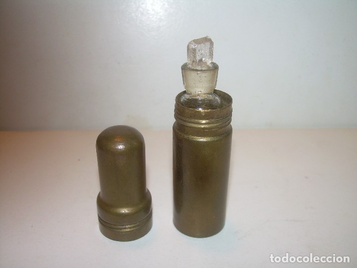 Miniaturas de perfumes antiguos: ANTIGUO PERFUMERO DE CRISTAL CON ESTUCHE DE LATON...CONTIENE RESTOS DE PERFUME. - Foto 2 - 121607807