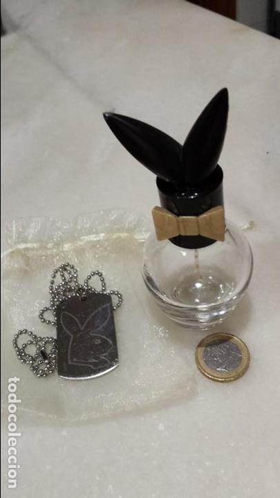 Miniaturas de perfumes antiguos: Botella de Playboy con cadena y chapacon el logo de Playboy.