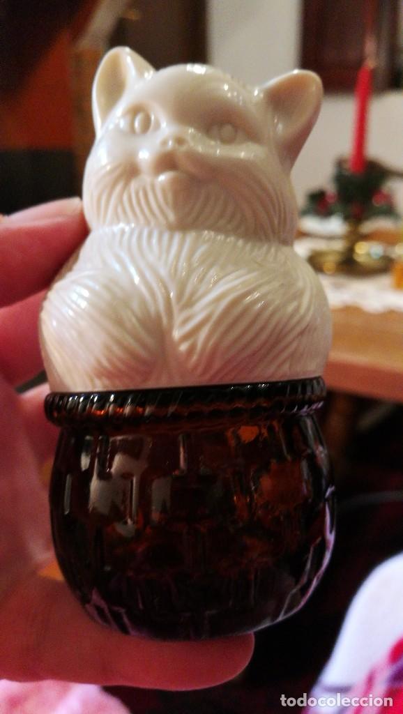 Miniaturas de perfumes antiguos: AVON GATITO EN SU CESTO. - Foto 2