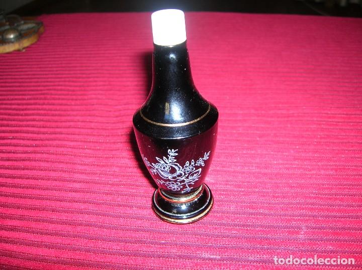 Miniaturen von alten Parf&uuml;men: Muy original frasco de perfume,es de porcelana y pintado a mano.Es antiguo.