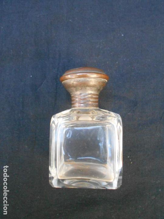 Miniaturas de perfumes antiguos: ANTIGUO FRASCO DE PERFUME CON TAPON METALICO - Foto 1 - 135111126