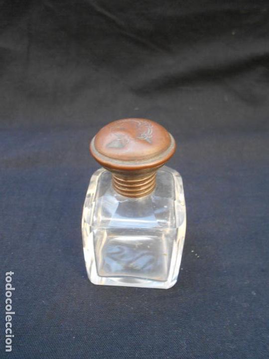 Miniaturas de perfumes antiguos: ANTIGUO FRASCO DE PERFUME CON TAPON METALICO - Foto 2 - 135111126