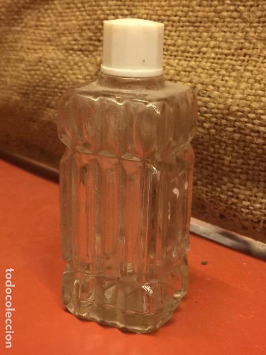 Miniatures of antique perfumes: Antigua botella de perfume o colonia VERA. mide aprox 9,5cms de altura