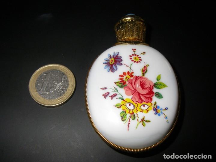 Miniaturen von alten Parf&uuml;men: Esenciero, frasco perfume en cristal blanco con flores esmaltadas, metal y falsa turquesa, 7 x4,5 cm