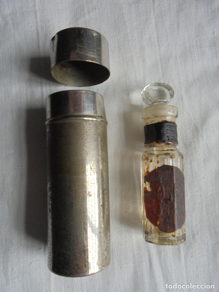 &Eacute;chantillons de parfums anciens: Botellita perfume Rasmic London en estuche met&aacute;lico