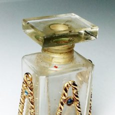 Miniaturas de perfumes antiguos: FRASCO VACÍO DE PERFUME CON ADORNO EXTRAÍBLE EN METAL DORADO Y CRISTALES AZULES.. Lote 215567951