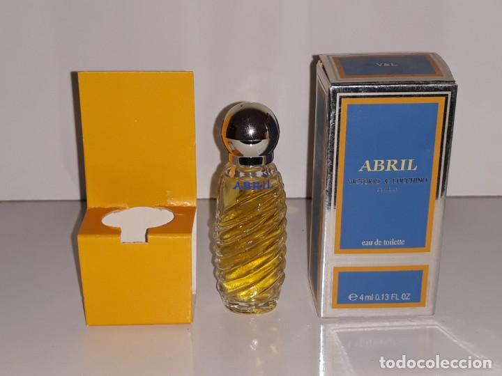 &Eacute;chantillons de parfums anciens: ANTIGUA MINIATURA DE PERFUME EAU DE TOILETTE - ABRIL VICTORIO & LUCCHINO SEVILLA CON SU CAJA - 7 M.L