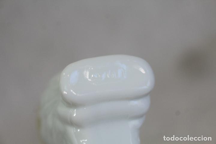 Miniaturas de perfumes antiguos: botella perro colonia avon - Foto 3
