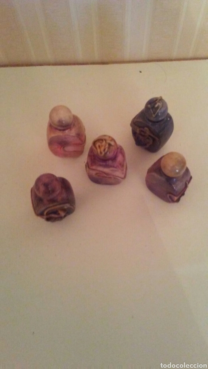 Miniaturen von alten Parf&uuml;men: Lote de 5 antiguos frascos para perfume ,con adornos ceramicos en relieve ,son de los a&ntilde;os 60.