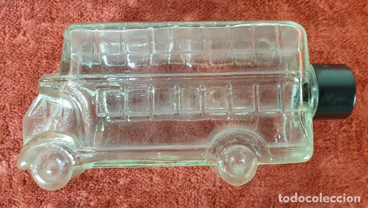 Miniaturas de perfumes antigos: BOTELLA DE PERFUME. CRISTAL PRENSADO. TAP&Oacute;N DE RESINA. CIRCA 1960.