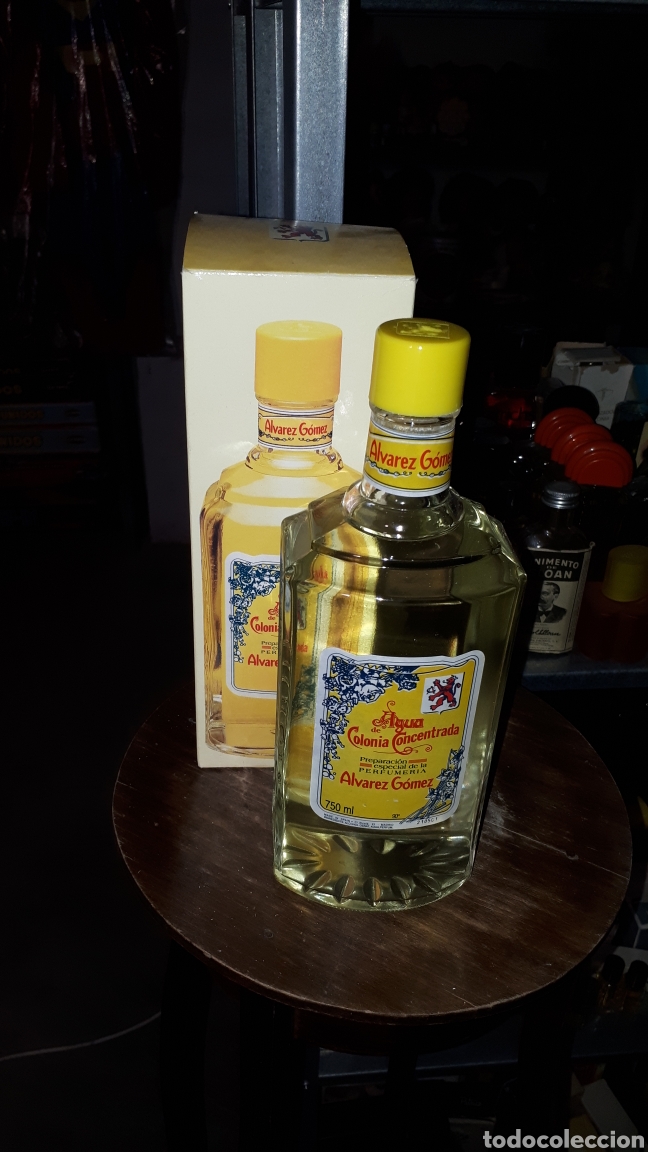 Miniaturas de perfumes antiguos: Botella completa en caja de AGUA DE COLONIA CONCENTRADA ALVAREZ GOLEZ 750 ML.