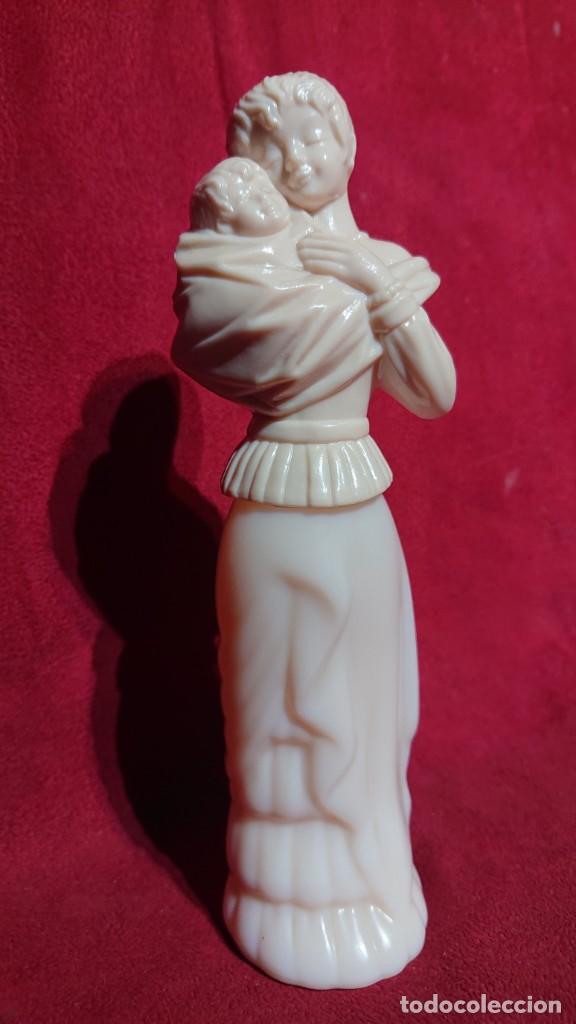 Miniaturas de perfumes antigos: BOTELLA PERFUME MARCA AVON FIGURA DE MUJER CON BEBE EN BRAZOS HECHA DE CRISTAL ROSADO