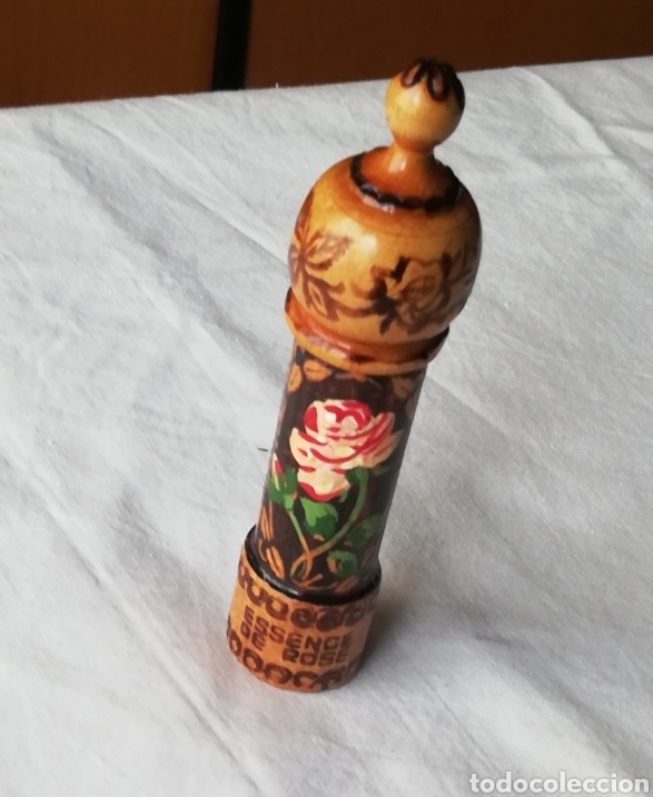 Miniaturas de perfumes antigos: Miniatura de perfume de rosa vintage en madera