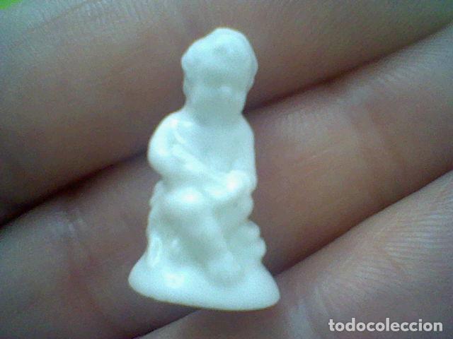 Miniature di profumi antiche: PORCELANA MINIATURA NI&Ntilde;O ESCRIBIENDO ESCUELA O SIMILAR FALTA EN LA CABEZA 2 CMS ALTO