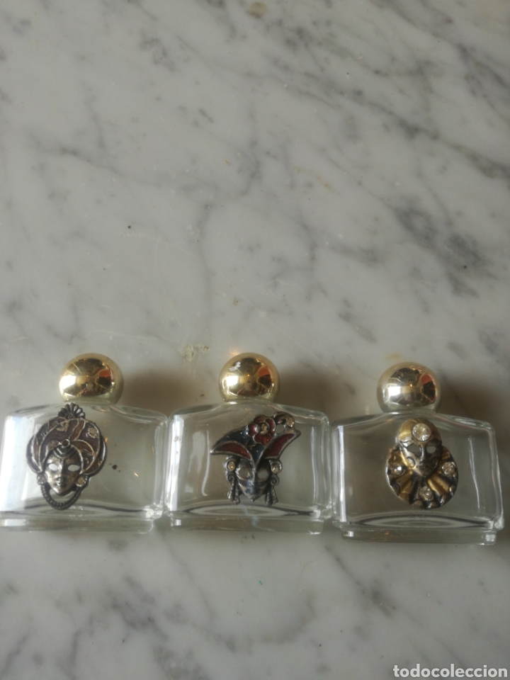 Miniaturen von alten Parf&uuml;men: Botellas perfumes. Con mascarillas de teatro