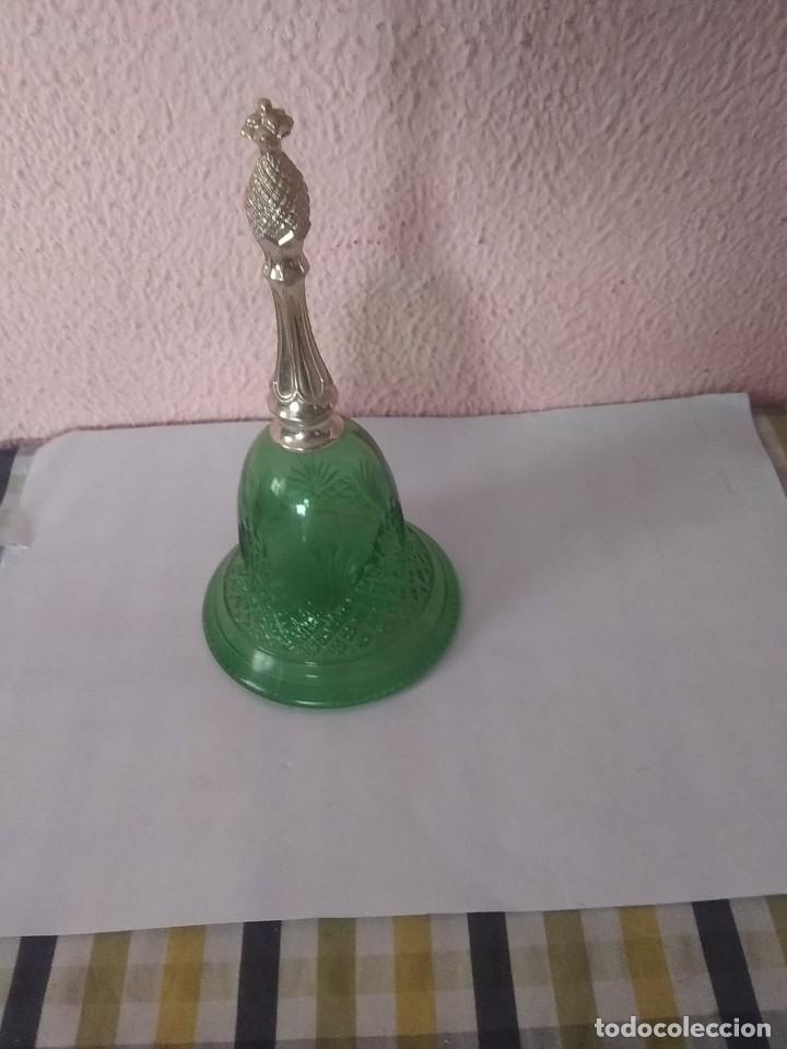 Miniaturas de perfumes antiguos: Campana de Avon - Foto 1
