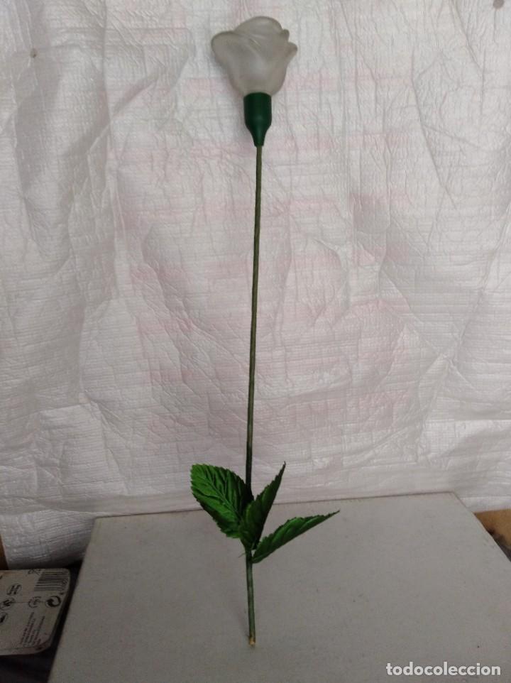 Miniatures of antique perfumes: Frasco colonia con forma de flor. (909)